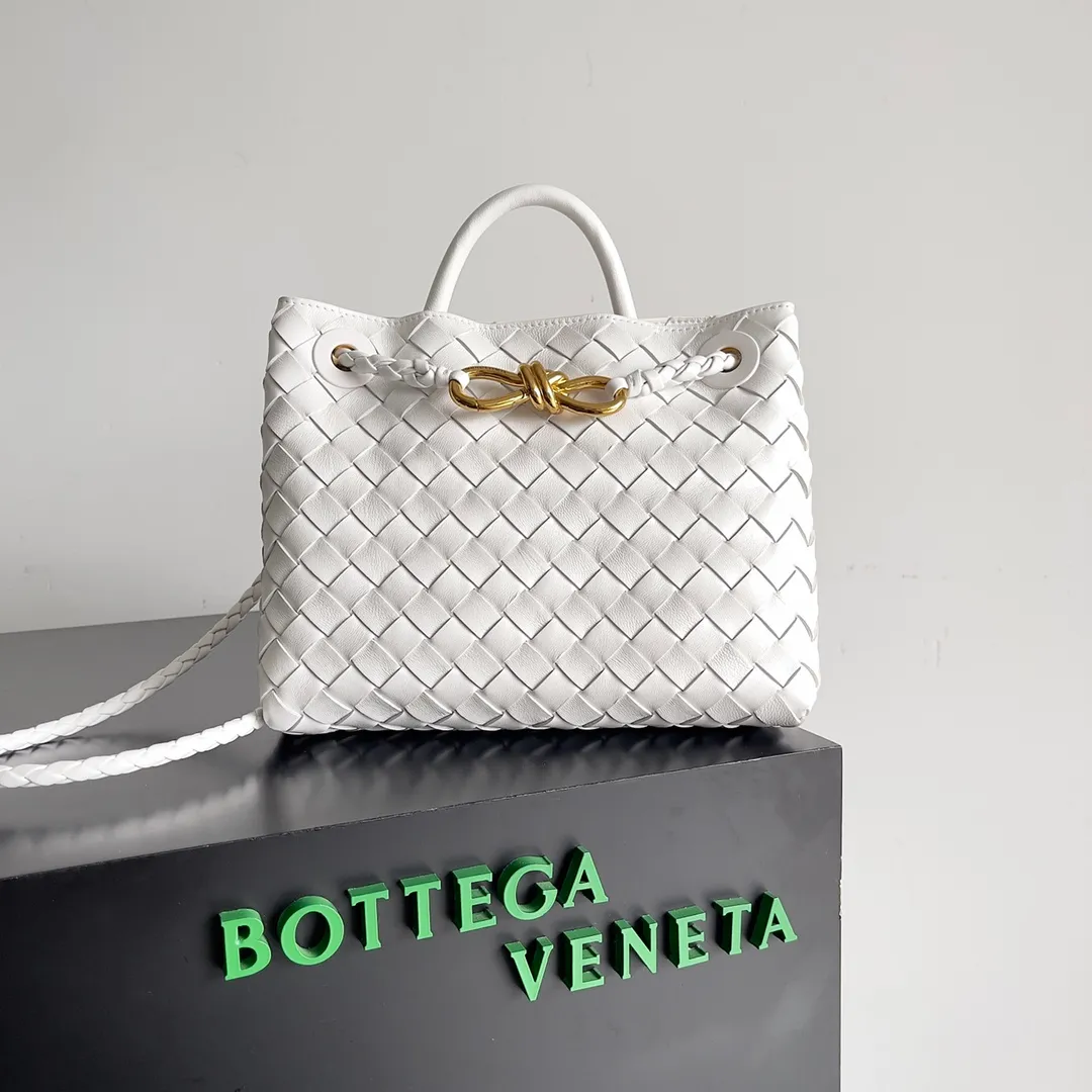 The 2023 new Andiamo batch of 1860 BV has been shipped‼ ️Really popular🔥The new Andiamo woven handbag launched by Bottega Veneta this season is really popular all over the world! ! Celebrities at home and abroad have worn it, and Oscar-winning actress Michelle Yeoh has taken it out on the street. Song Jia, Trai Yara, Yu Feihong, Sanji Ayaka, Rosie Hunting-Whiteley, Yoshioka Riho, etc. have all picked up this bag. It is classic and versatile, showing off its temperament, and the bag capacity is also large, which is very convenient for daily commuting! ! A variety of carrying methods, the shoulder straps can be adjusted by yourself, the original lambskin feels soft and delicate, and the neutral style is made to break gender boundaries and bring a more practical and longer-lasting use experience. Andiamo, which has both elegant and casual styles, perfectly interprets the true appearance of "fashionable old money style". Style number: 743568 Size: 25*22*10.5cm